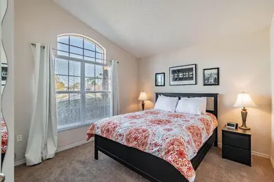 a bedroom with a bed and a large window at Casa Térrea 5Q c/ Piscina — 15min da Disney in Kissimmee