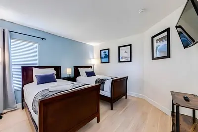 a bedroom with two beds and a desk in it at EIR2706 - 7B Lakefront Resort 8 min to Disney in Kissimmee