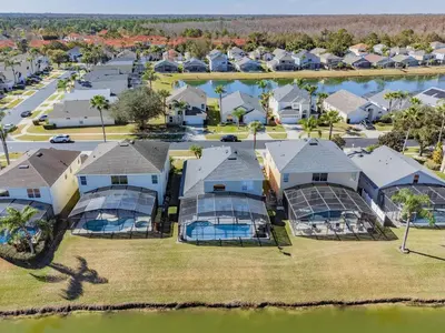 an aerial view of a villa compound with houses at 5Q/3B Vista p/ Lago *Piscina Priv.* in Kissimmee