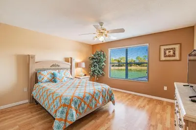 a bedroom with a bed and a window at 5Q/3B Vista p/ Lago *Piscina Priv.* in Kissimmee
