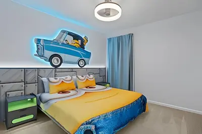 a bedroom with a bed with a car on the wall at Casa 6Q Paradiso Grande. Piscina + Sala de Jogos in Orlando