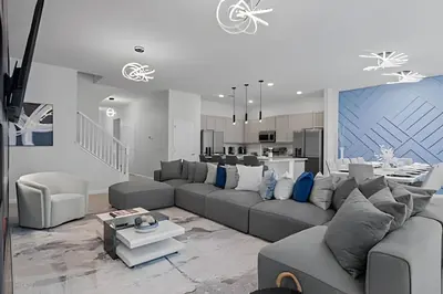 a living room with a couch and a table at Casa 6Q Paradiso Grande. Piscina + Sala de Jogos in Orlando