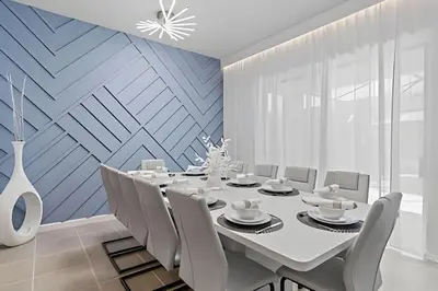a dining room with a white table and chairs at Casa 6Q Paradiso Grande. Piscina + Sala de Jogos in Orlando