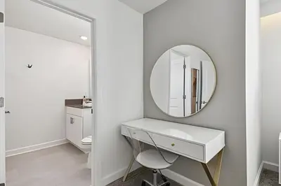 a bathroom with a white vanity and a mirror at Luxo Storey Lake | 5Q Piscina Aquecida & Resort in Kissimmee