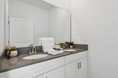 a bathroom with two sinks and a large mirror at Luxo Storey Lake | 5Q Piscina Aquecida & Resort in Kissimmee