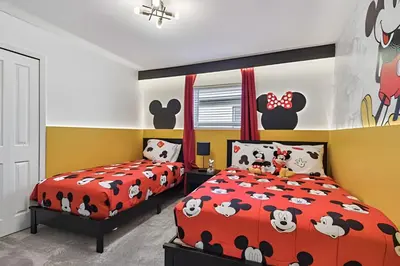 two beds in a bedroom with hello kitty decorations on the wall at Luxo Storey Lake | 5Q Piscina Aquecida & Resort in Kissimmee