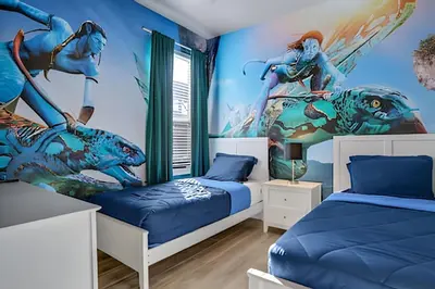 a bedroom with two beds and blue walls at Luxo 5Q Windsor Hills c/ Piscina e Game Room in Orlando