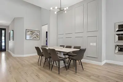 a white dining room with a table and chairs at Luxo 5Q Windsor Hills c/ Piscina e Game Room in Orlando