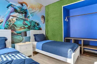 a bedroom with two beds and a mural at Luxo 5Q Windsor Hills c/ Piscina e Game Room in Orlando