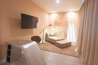 a living room with a couch and a table at Casa Luxo 4 Suítes no Magic Village in Kissimmee
