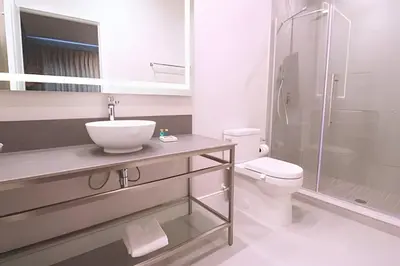 a bathroom with a sink and a toilet and a shower at Casa Luxo 4 Suítes no Magic Village in Kissimmee