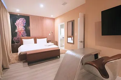 a bedroom with a bed and a flat screen tv at Casa Luxo 4 Suítes no Magic Village in Kissimmee