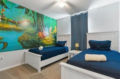 a bedroom with two beds and a painting on the wall at Casa 4Q perto da Disney + Piscina no Clube in Kissimmee