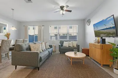 a living room with a couch and a table at Casa 4Q perto da Disney + Piscina no Clube in Kissimmee