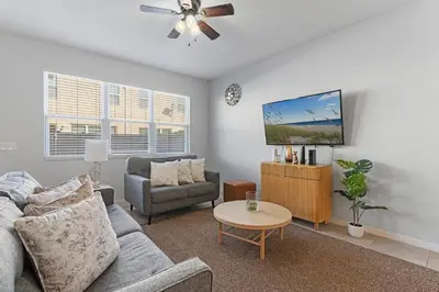 a living room with a couch and a table at Casa 4Q perto da Disney + Piscina no Clube in Kissimmee
