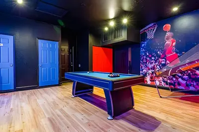 a ping pong table in a room with a basketball mural at Casa 4Q Windsor Hills c/ Piscina e Game Room in Orlando