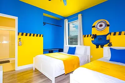 a yellow and blue bedroom with two beds at Casa 4Q Windsor Hills c/ Piscina e Game Room in Orlando