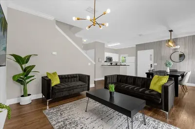 a living room with a couch and a table at Casa 4Q c/ Piscina e Padaria – Perto da Disney in Kissimmee