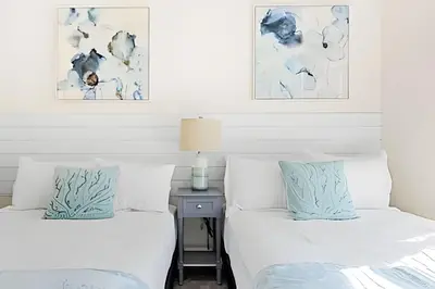 two beds sitting next to each other in a bedroom at Casa 6Q c/ Piscina & Quartos Temáticos in Kissimmee