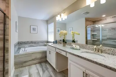 a bathroom with two sinks and a tub and a shower at Casa 6Q c/ Piscina + Temas Disney – Storey Lake in Kissimmee