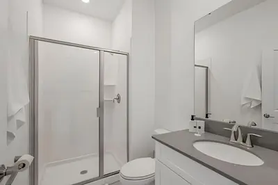 a bathroom with a toilet and a sink and a shower at Casa 4Q Storey Lake c/ Piscina e Quartos Disney in Kissimmee