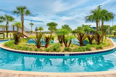a pool at the resort with palm trees at Casa 4Q Storey Lake c/ Piscina e Quartos Disney in Kissimmee