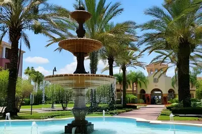 a fountain in the middle of a pool with palm trees at Apartamento 3Q Vista Cay Perto dos Parques in Orlando