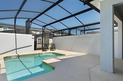 an indoor swimming pool in a building with a glass ceiling at Casa 4Q Disney c/ Piscina e Quartos Temáticos in Kissimmee