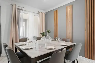 a dining room with a large table and chairs at Casa 4Q Disney c/ Piscina e Quartos Temáticos in Kissimmee