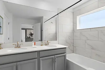 a white bathroom with two sinks and a tub at Casa 4Q Disney c/ Piscina e Quartos Temáticos in Kissimmee