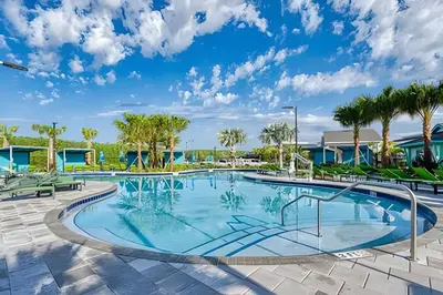 a swimming pool at a resort with palm trees at Casa 4Q Disney c/ Piscina e Quartos Temáticos in Kissimmee