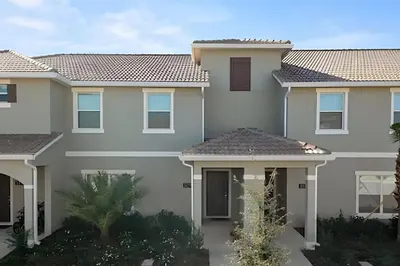 a large house with white at Charmosa Casa 4Q c/ Piscina - Perto da Disney in Kissimmee