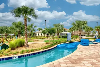 a pool at the resort with palm trees at Charmosa Casa 4Q c/ Piscina - Perto da Disney in Kissimmee