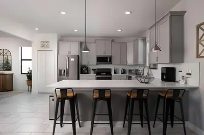 a kitchen with white cabinets and a island with bar stools at Villa 6Q Luxo c/ Piscina, Spa e Perto da Disney in Kissimmee