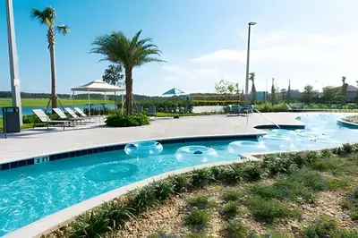 a swimming pool with chairs and palm trees at Villa 6Q Luxo c/ Piscina, Spa e Perto da Disney in Kissimmee