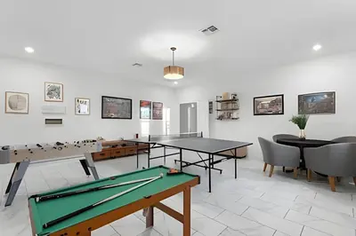 a room with a pool table and ping pong tables at Villa 6Q Storey Lake c/ Piscina, Spa e EV Charger in Kissimmee