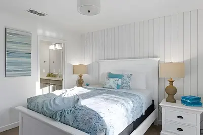 a white bedroom with a large bed and two lamps at Villa 6Q Storey Lake c/ Piscina, Spa e EV Charger in Kissimmee