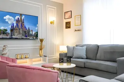 a living room with a couch and a castle on the wall at Casa 4Q c/ Piscina e Quartos Temáticos in Kissimmee