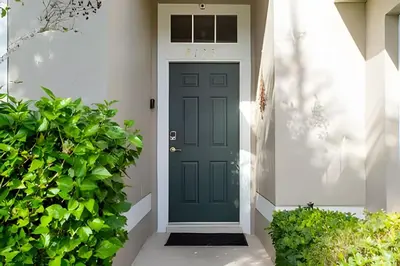 a green door on a house with plants at Casa 4Q Disney c/ Piscina e Quartos Temáticos in Kissimmee