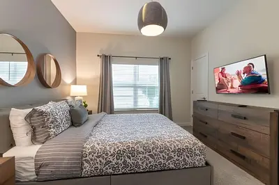 a bedroom with a bed and a large window at Casa 4Q Storey Lake c/ Piscina e Mickey in Kissimmee