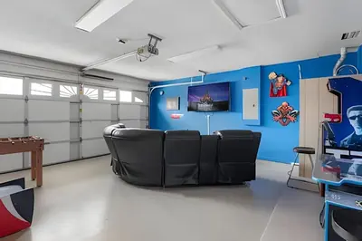 a room with a ping pong table and chairs at Casa 4Q c/ Piscina e Game Room – Perto Disney in Orlando