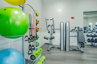 a fitness room with treadmills and exercise equipment at Apto 3Q Vista Cay Perto da Universal e OCCC in Orlando