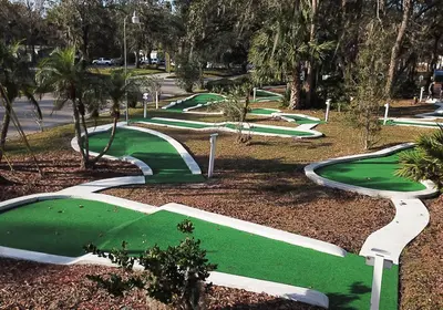 a row of green golf courses in a park at Casita próximo Disney - mickeyfl-2 in Kissimmee