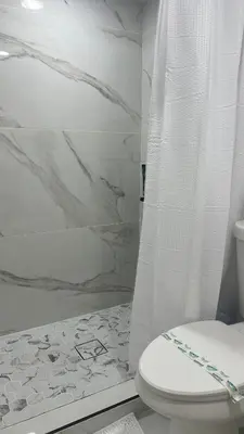 a white bathroom with a toilet and a shower at Casita próximo Disney - mickeyfl-2 in Kissimmee