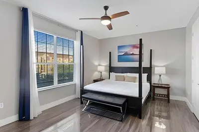 a bedroom with a bed and a ceiling fan at Townhouse Moderna 4Q — Perto da Universal in Orlando