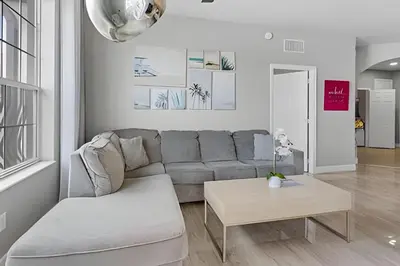 a living room with a couch and a table at Apartamento 3Q Vista Cay c/ Varanda e Jogos in Orlando