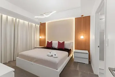 a bedroom with a large white bed with red pillows at Apto 2Q Storey Lake — Vista Lago e Clube in Kissimmee