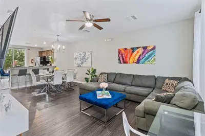 a living room with a couch and a table at Apartamento 3 Quartos Moderno no Vista Cay in Orlando