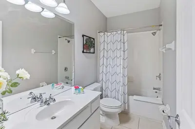 a white bathroom with a sink and a toilet at Apartamento 3 Quartos Moderno no Vista Cay in Orlando