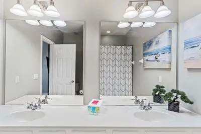 a bathroom with two sinks and a large mirror at Apartamento 3 Quartos Moderno no Vista Cay in Orlando